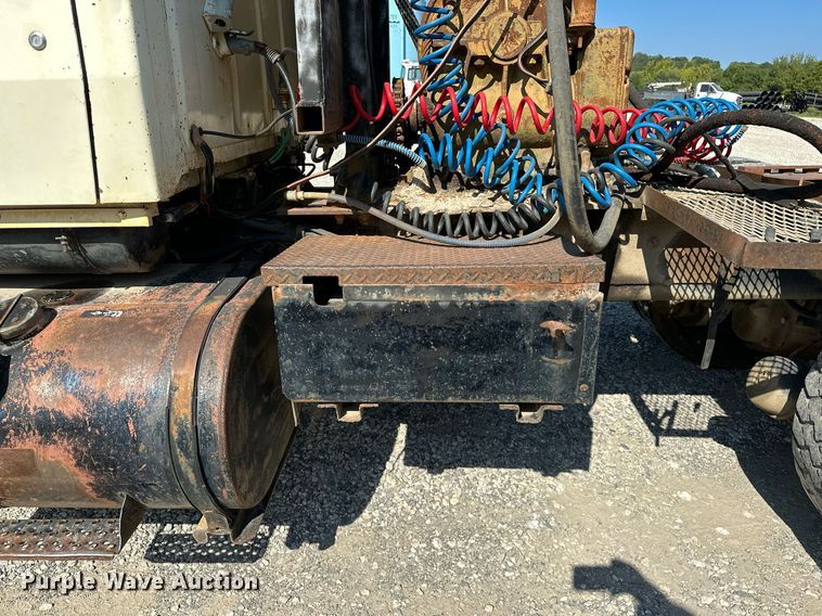 image for item OG9175 1987 Ford LT9000  semi truck