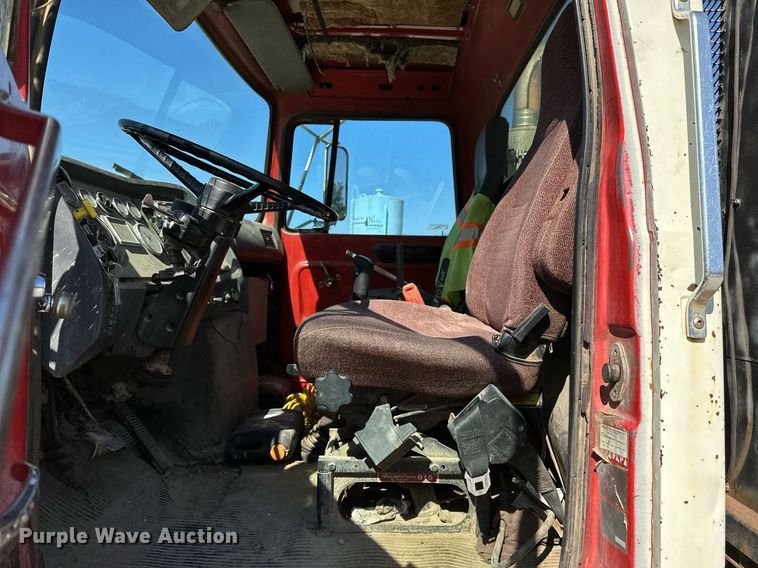 image for item OG9175 1987 Ford LT9000  semi truck