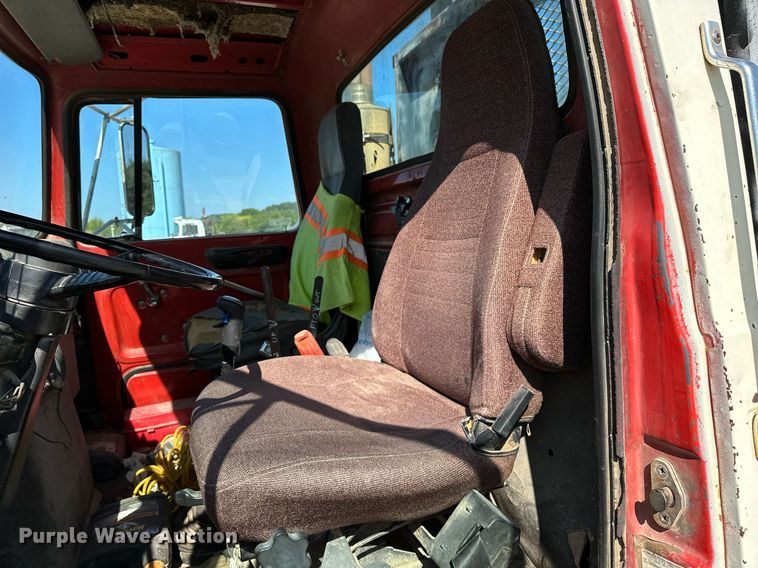 image for item OG9175 1987 Ford LT9000  semi truck