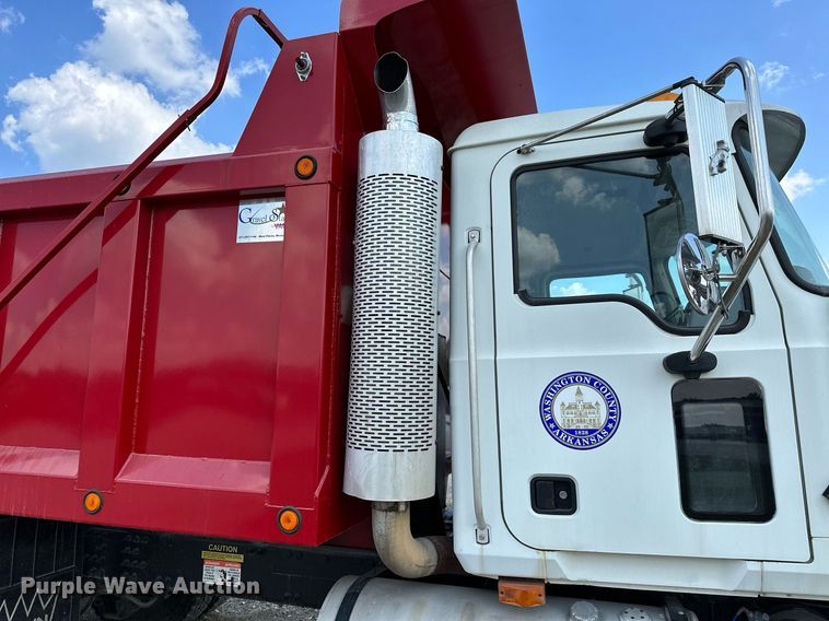 image for item OG9181 2006 Mack  dump truck