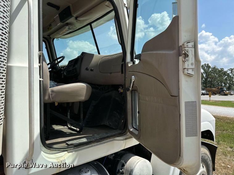 image for item OG9181 2006 Mack  dump truck