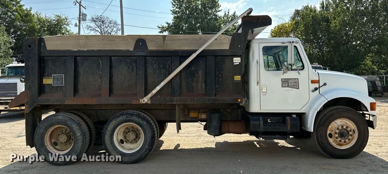 image for item OG9226 1999 International 4900  dump truck