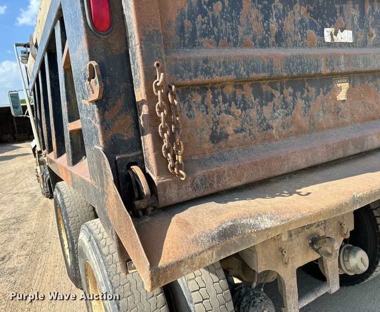 image for item OG9226 1999 International 4900  dump truck