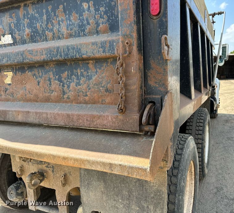 image for item OG9226 1999 International 4900  dump truck