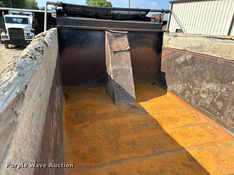 image for item OG9226 1999 International 4900  dump truck