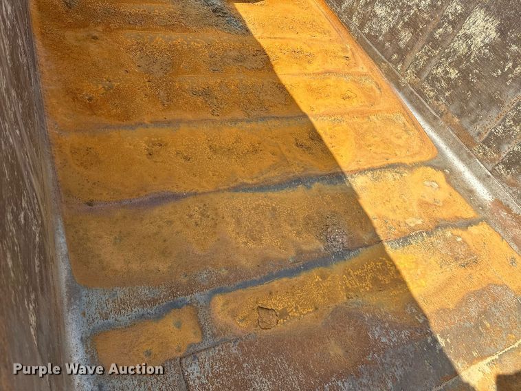 image for item OG9226 1999 International 4900  dump truck