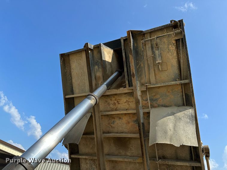 image for item OG9226 1999 International 4900  dump truck