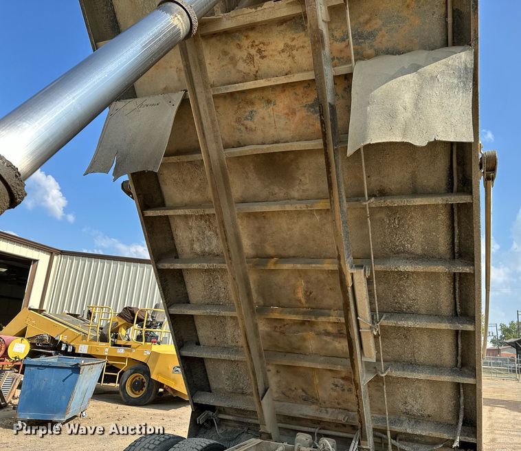 image for item OG9226 1999 International 4900  dump truck