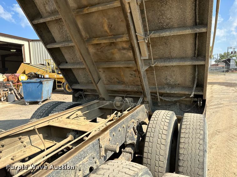 image for item OG9226 1999 International 4900  dump truck