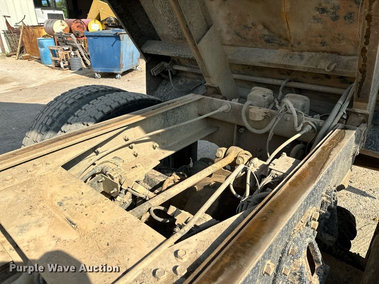 image for item OG9226 1999 International 4900  dump truck