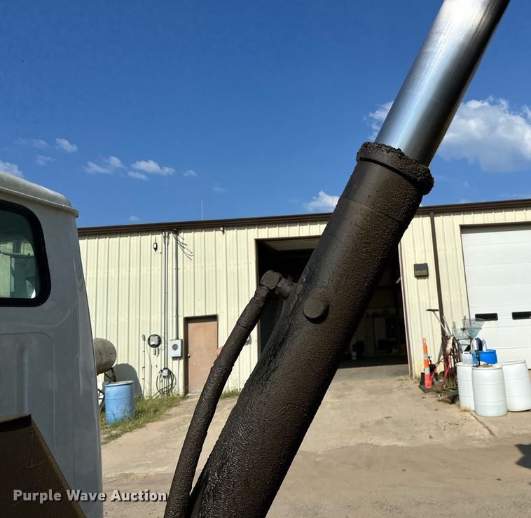 image for item OG9226 1999 International 4900  dump truck