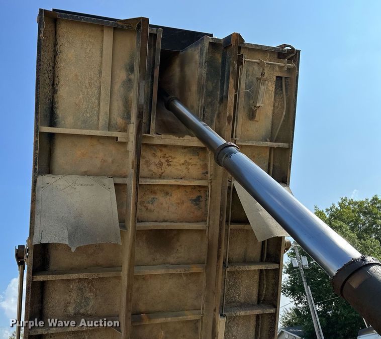 image for item OG9226 1999 International 4900  dump truck