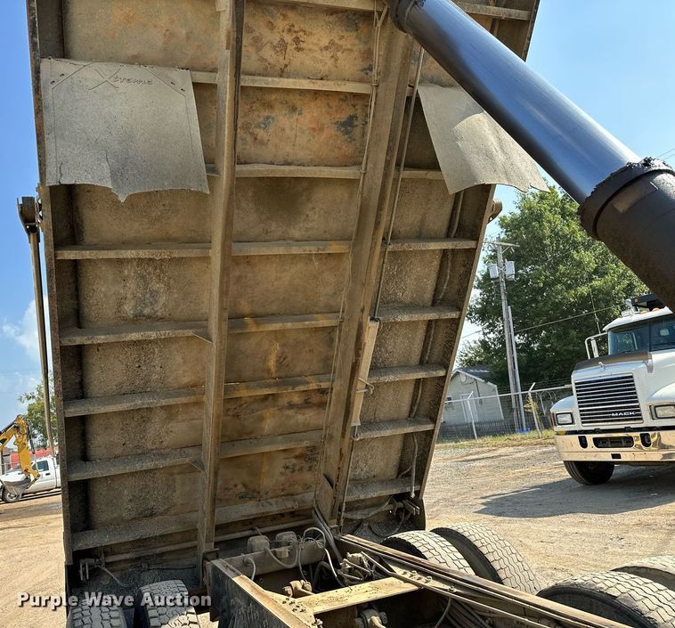 image for item OG9226 1999 International 4900  dump truck