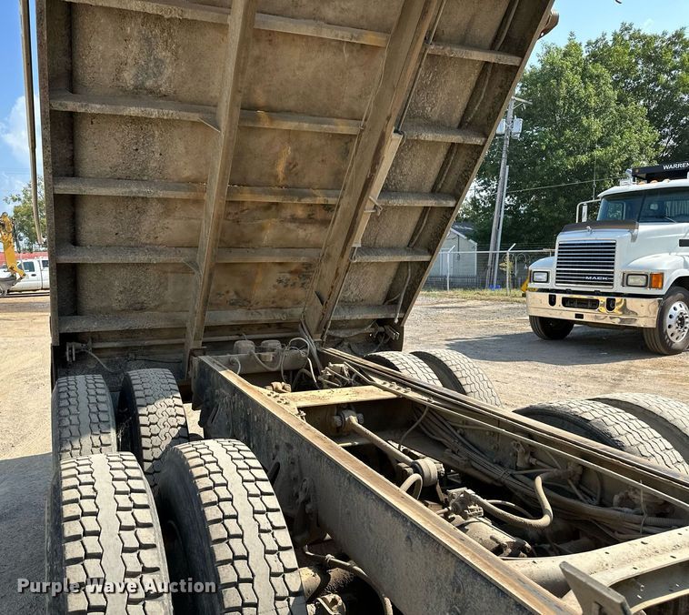 image for item OG9226 1999 International 4900  dump truck