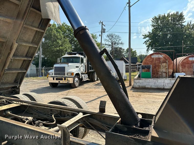 image for item OG9226 1999 International 4900  dump truck