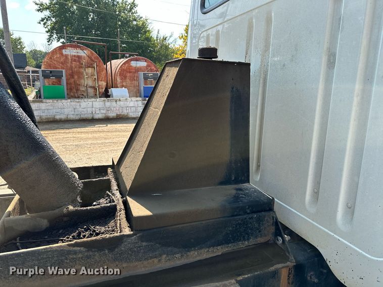 image for item OG9226 1999 International 4900  dump truck