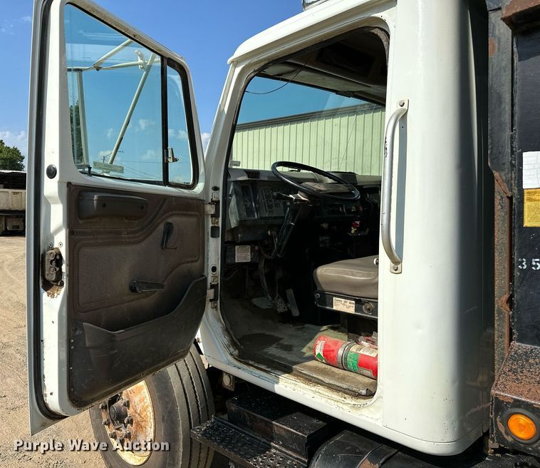 image for item OG9226 1999 International 4900  dump truck