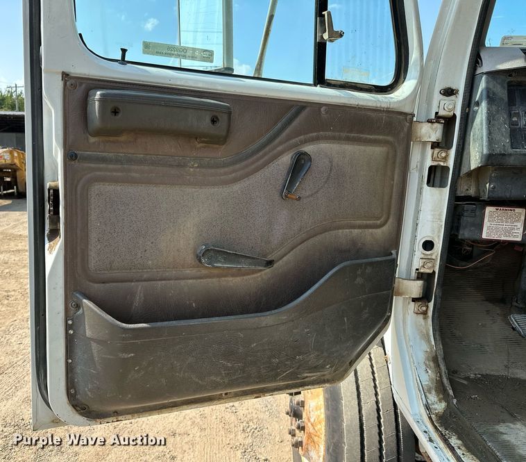 image for item OG9226 1999 International 4900  dump truck