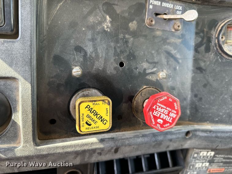 image for item OG9226 1999 International 4900  dump truck