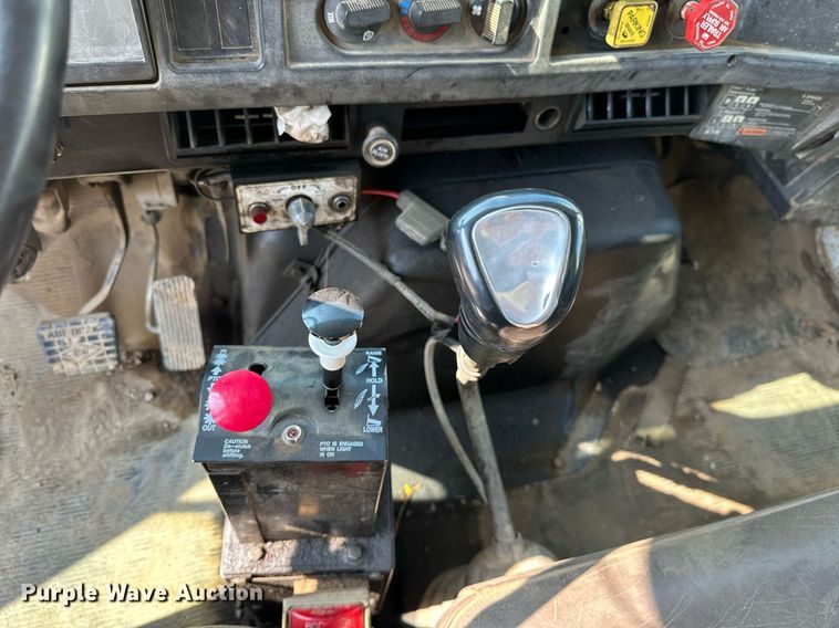 image for item OG9226 1999 International 4900  dump truck