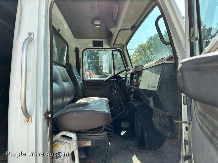 image for item OG9226 1999 International 4900  dump truck