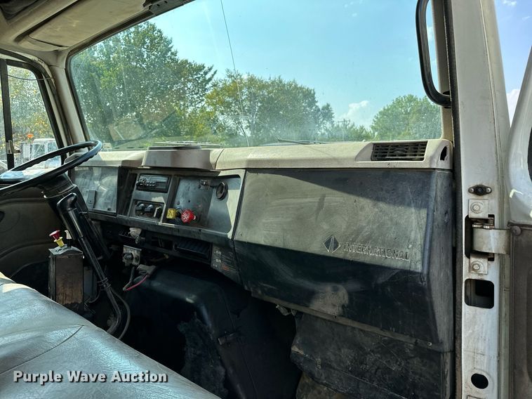 image for item OG9226 1999 International 4900  dump truck