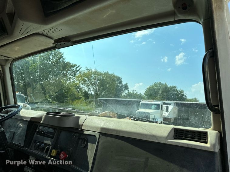 image for item OG9226 1999 International 4900  dump truck