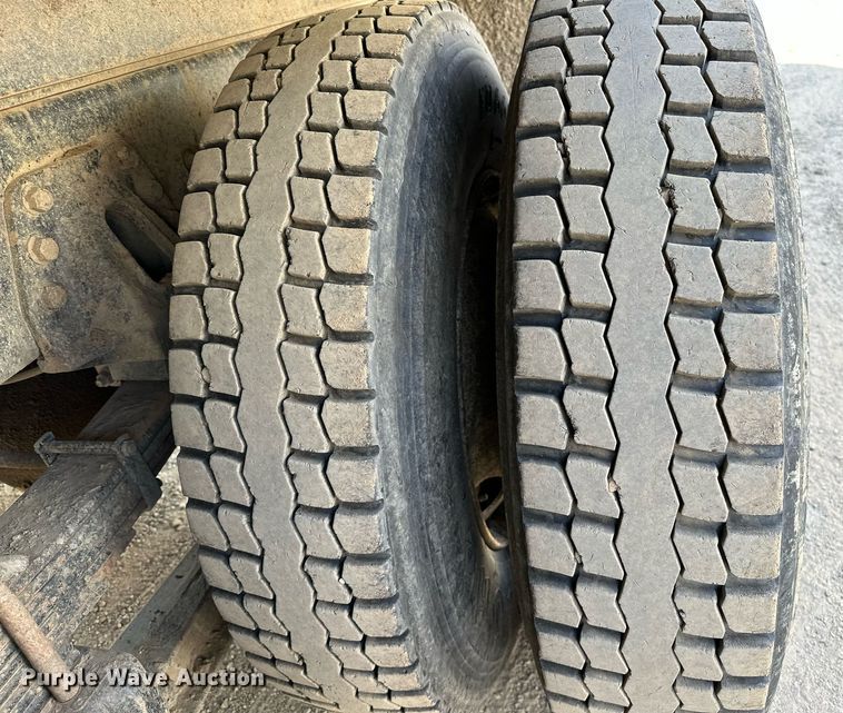 image for item OG9226 1999 International 4900  dump truck