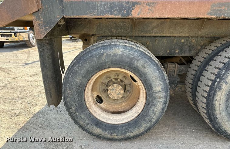 image for item OG9226 1999 International 4900  dump truck