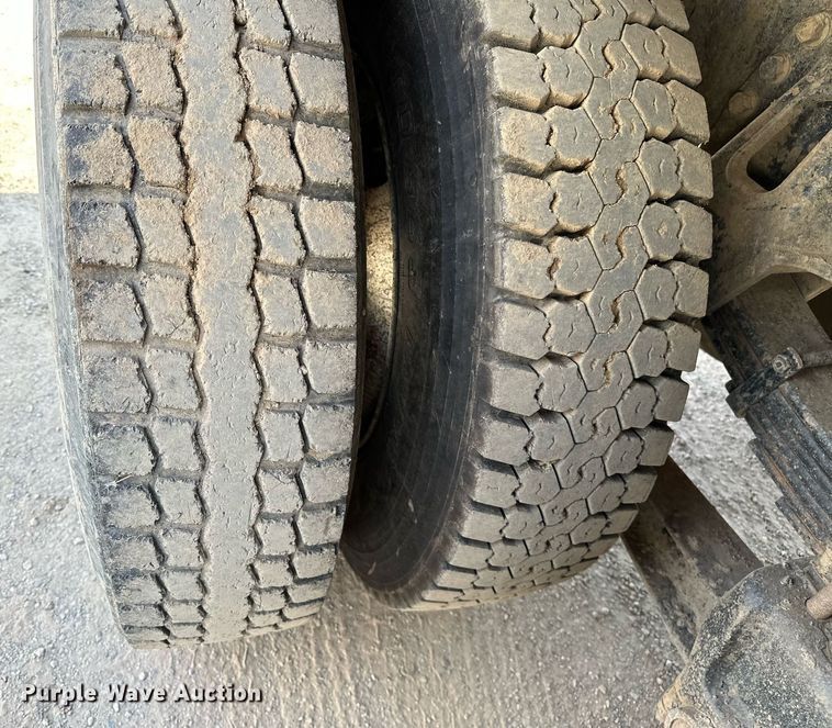 image for item OG9226 1999 International 4900  dump truck