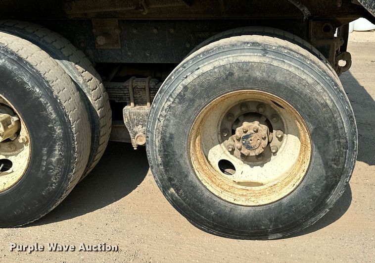 image for item OG9226 1999 International 4900  dump truck