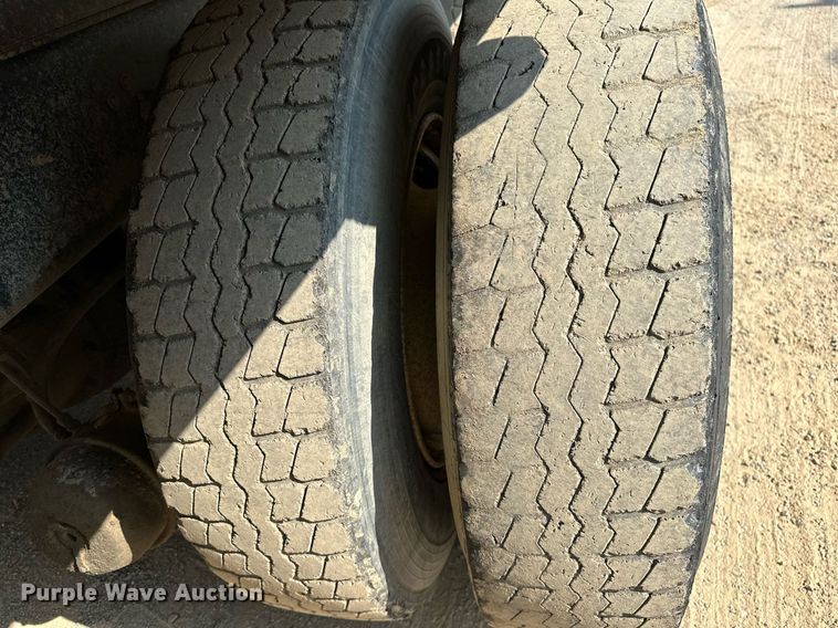 image for item OG9226 1999 International 4900  dump truck