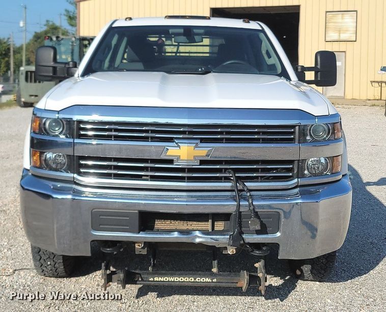 image for item OG9345 2016 Chevrolet Silverado 3500HD  Crew Cab flatbed pickup truck