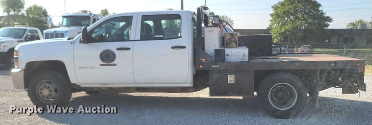 image for item OG9345 2016 Chevrolet Silverado 3500HD  Crew Cab flatbed pickup truck