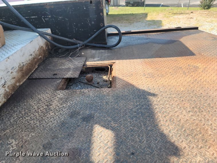 image for item OG9345 2016 Chevrolet Silverado 3500HD  Crew Cab flatbed pickup truck