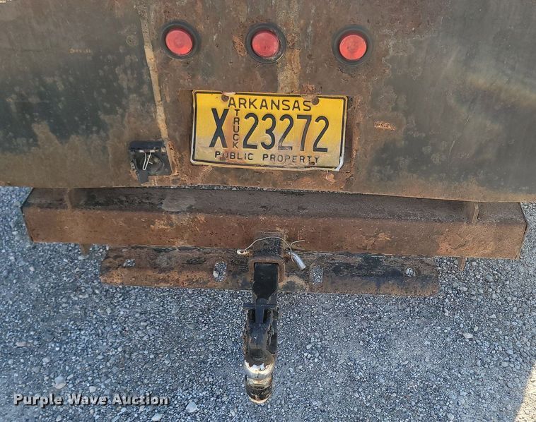 image for item OG9345 2016 Chevrolet Silverado 3500HD  Crew Cab flatbed pickup truck