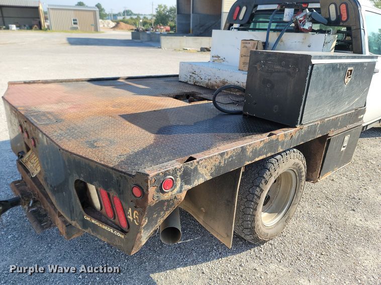 image for item OG9345 2016 Chevrolet Silverado 3500HD  Crew Cab flatbed pickup truck