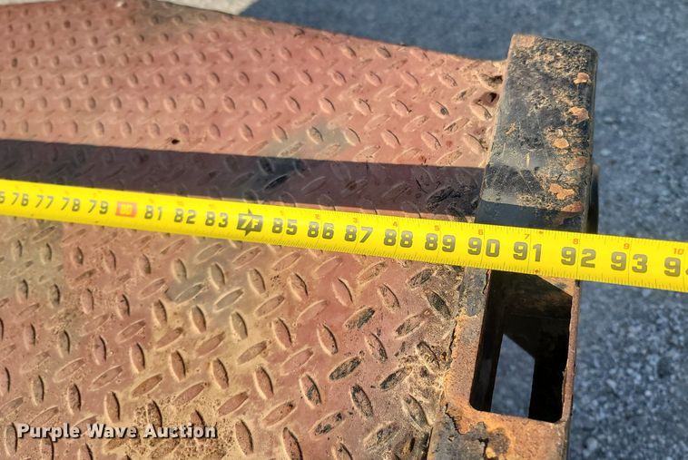 image for item OG9345 2016 Chevrolet Silverado 3500HD  Crew Cab flatbed pickup truck