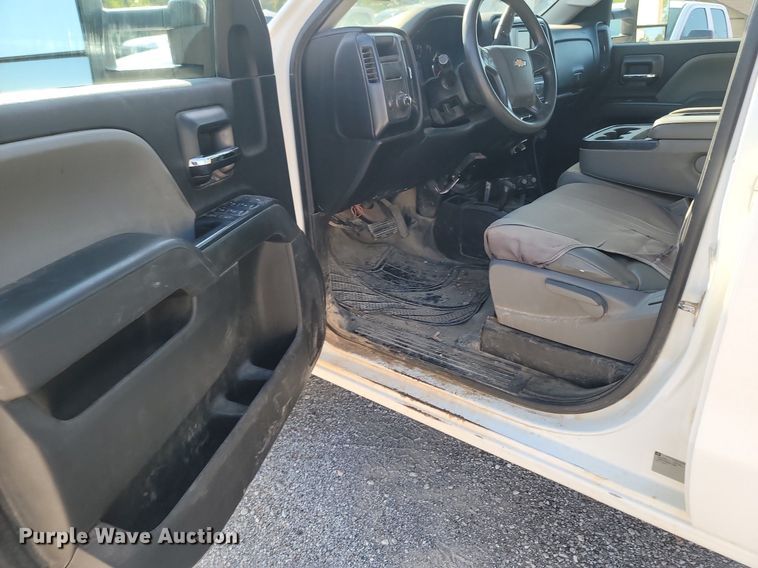 image for item OG9345 2016 Chevrolet Silverado 3500HD  Crew Cab flatbed pickup truck