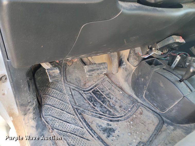 image for item OG9345 2016 Chevrolet Silverado 3500HD  Crew Cab flatbed pickup truck