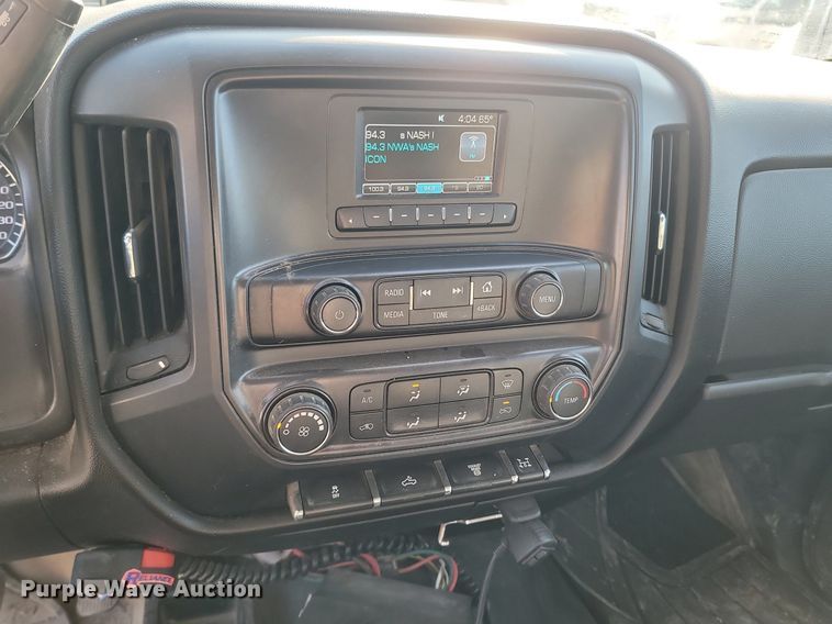 image for item OG9345 2016 Chevrolet Silverado 3500HD  Crew Cab flatbed pickup truck