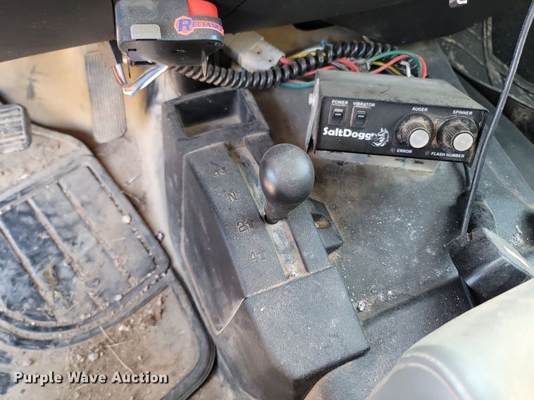 image for item OG9345 2016 Chevrolet Silverado 3500HD  Crew Cab flatbed pickup truck