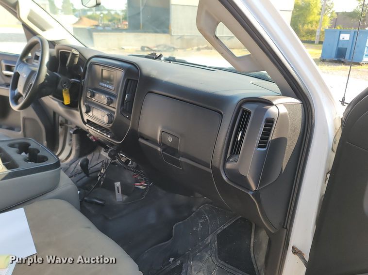 image for item OG9345 2016 Chevrolet Silverado 3500HD  Crew Cab flatbed pickup truck