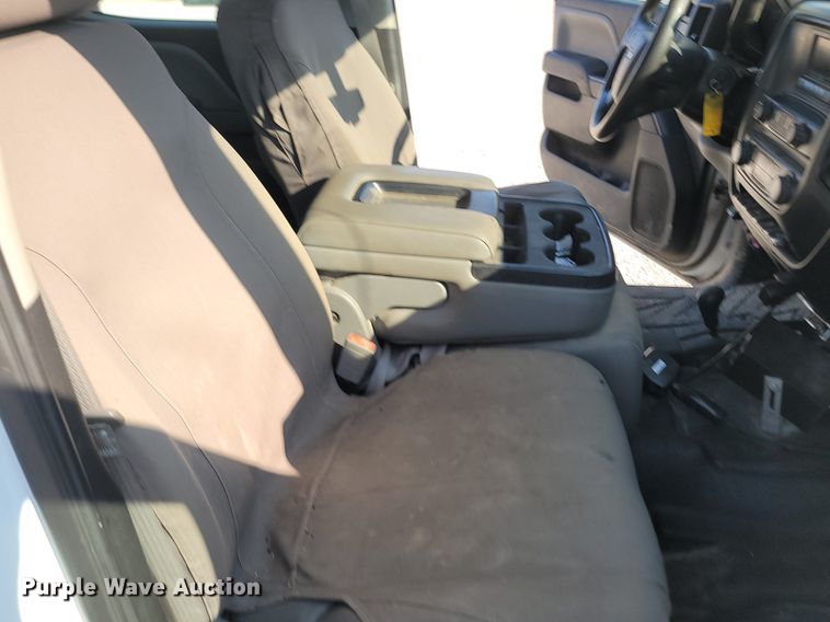 image for item OG9345 2016 Chevrolet Silverado 3500HD  Crew Cab flatbed pickup truck