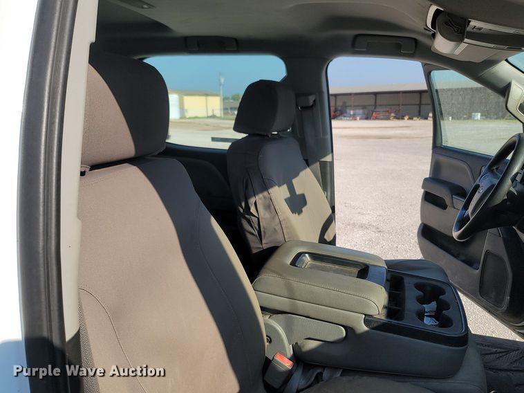 image for item OG9345 2016 Chevrolet Silverado 3500HD  Crew Cab flatbed pickup truck