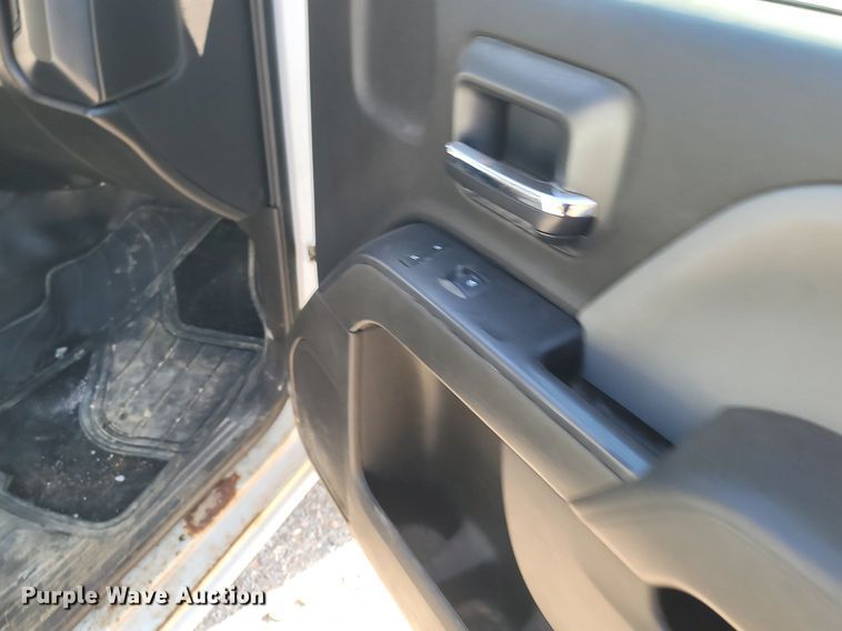 image for item OG9345 2016 Chevrolet Silverado 3500HD  Crew Cab flatbed pickup truck