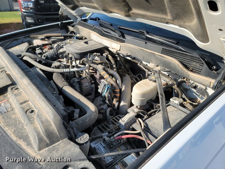 image for item OG9345 2016 Chevrolet Silverado 3500HD  Crew Cab flatbed pickup truck