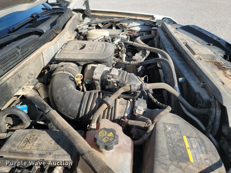 image for item OG9345 2016 Chevrolet Silverado 3500HD  Crew Cab flatbed pickup truck