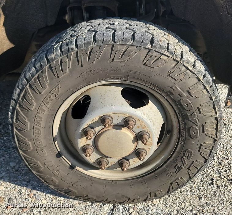 image for item OG9345 2016 Chevrolet Silverado 3500HD  Crew Cab flatbed pickup truck