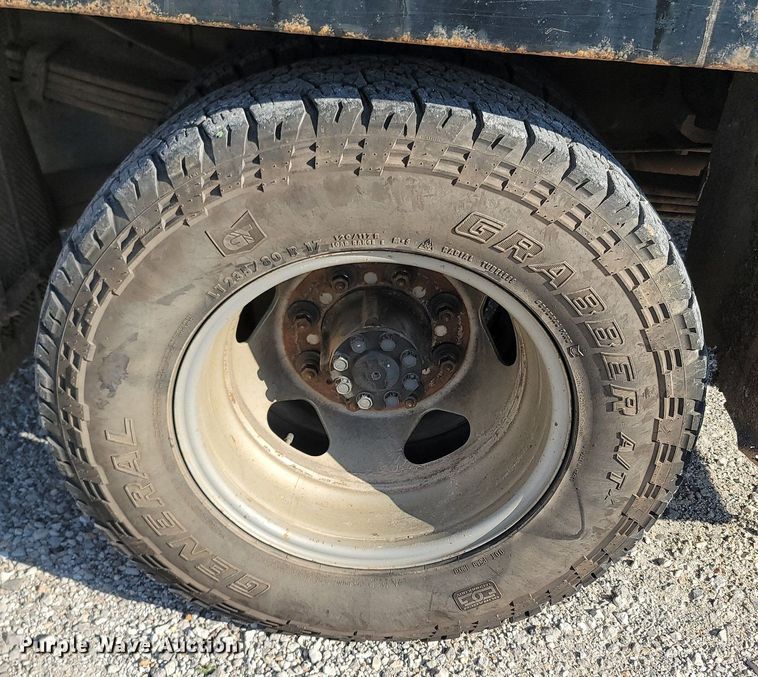 image for item OG9345 2016 Chevrolet Silverado 3500HD  Crew Cab flatbed pickup truck